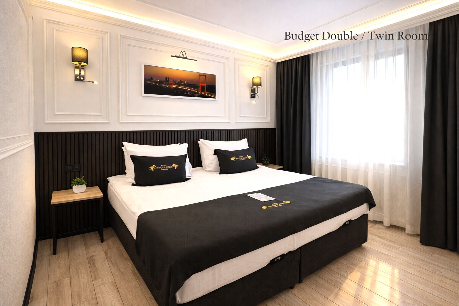 غرفة اقتصادية مزدوجة أو بسريرين منفصلين | أغطية فراش متميزة وعناصر مجانية داخل الميني بار وخزنة داخل الغرفة ومكتب