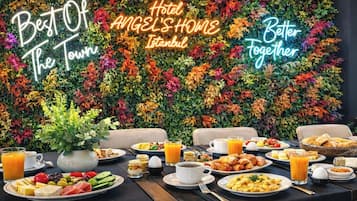 Free daily buffet breakfast