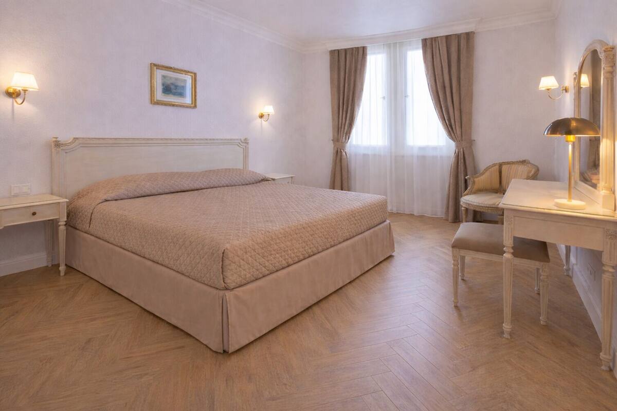 خزنة داخل الغرفة ومكتب وتجهيزات عازلة للصوت وأسرّة أطفال/رضّع (مجانًا)