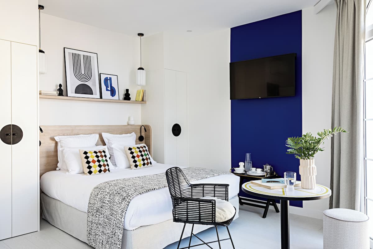 Phòng Suite Junior, 1 giường cỡ queen, không hút thuốc (Larger Room;with Sofabed) | Bộ đồ giường cao cấp, nệm có lớp đệm bông, minibar 