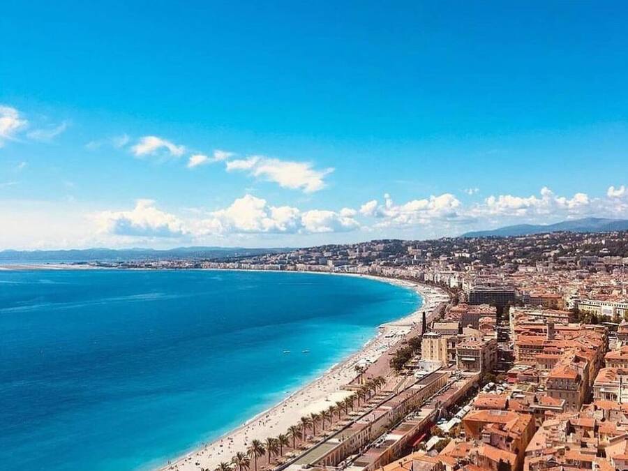 Perto da praia, areia branca