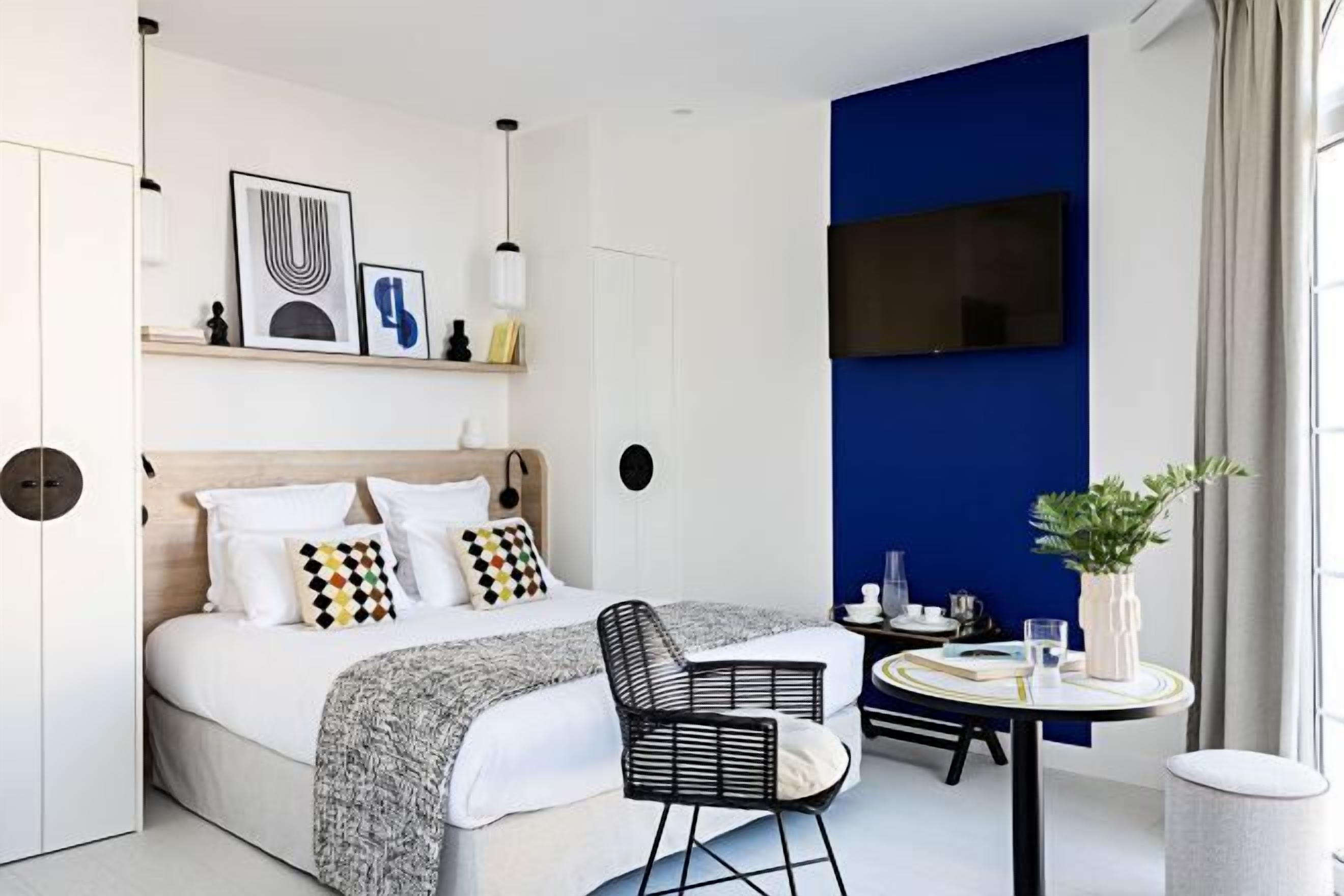 Premium bedding, pillow-top beds, minibar, in-room safe