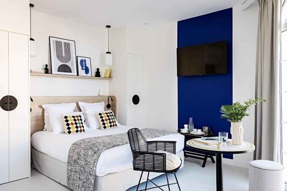 Premium bedding, pillow-top beds, minibar, in-room safe