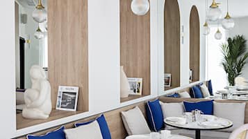 Café da manhã com buffet todos os dias mediante uma taxa