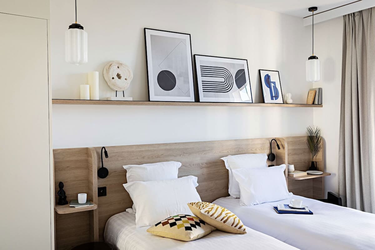 Bộ đồ giường cao cấp, nệm có lớp đệm bông, minibar 