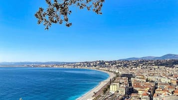 Playa en los alrededores y playa de arena blanca