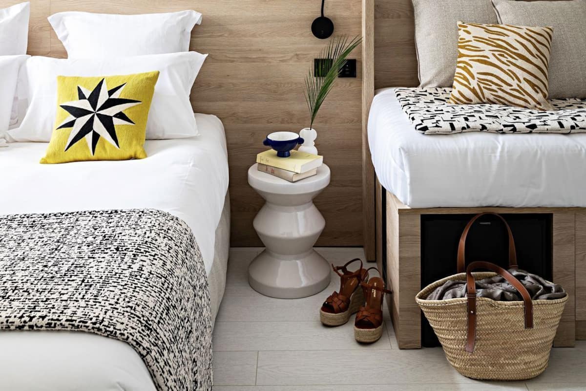 Bộ đồ giường cao cấp, nệm có lớp đệm bông, minibar 