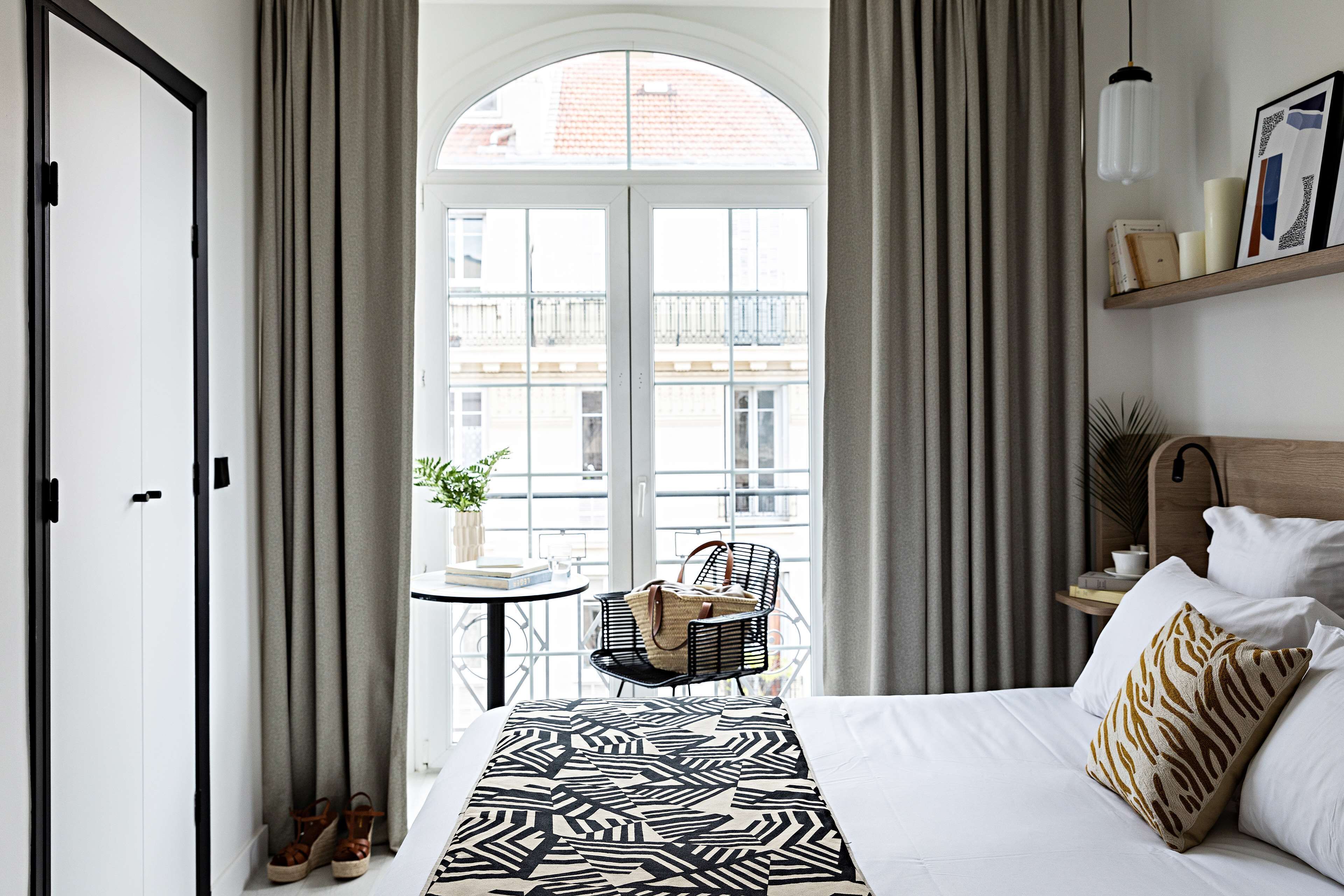 Ropa de cama de alta calidad, camas con pillow-top y minibar 