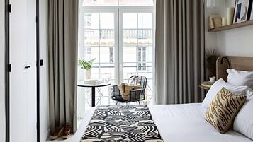 Ropa de cama de alta calidad, camas con pillow-top y minibar