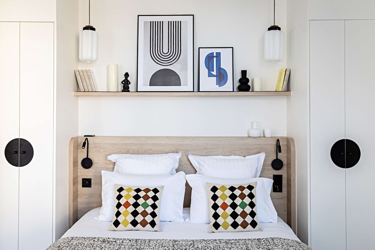 Phòng Superior, 1 giường cỡ queen, phù hợp cho người khuyết tật (Walk-in Shower;with Sofabed) | Bộ đồ giường cao cấp, nệm có lớp đệm bông, minibar 