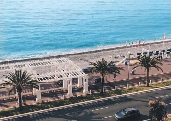 بالقرب من الشاطئ، رمال بيضاء
