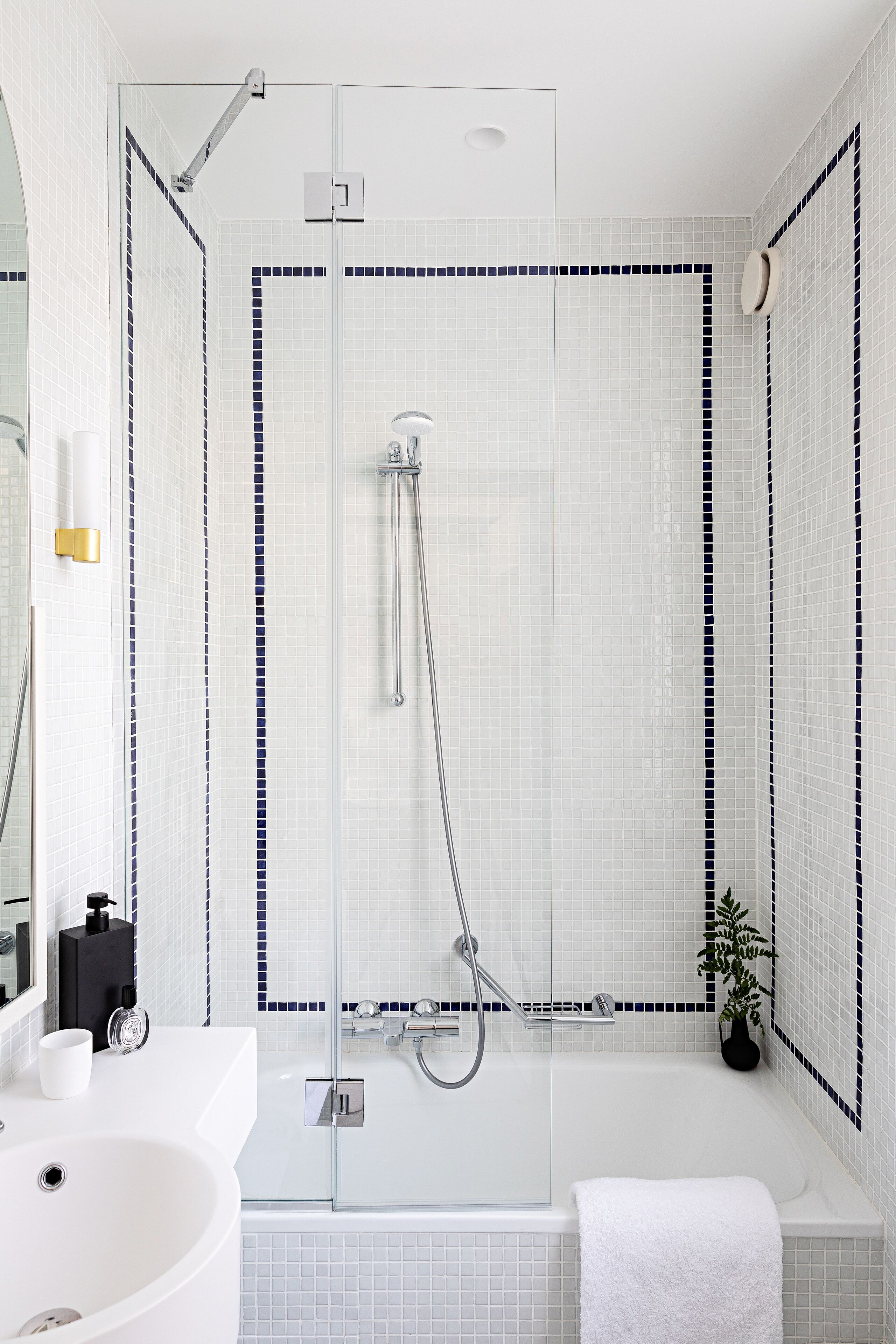 rainfall showerhead, free toiletries, hair dryer, towels