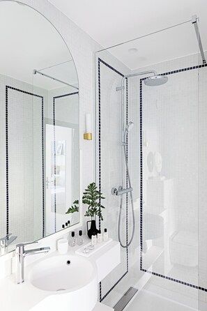 Douche à « effet pluie », articles de toilette gratuits, sèche-cheveux