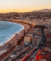 Una playa cerca, arena blanca