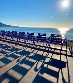 Nær stranden og hvit sand