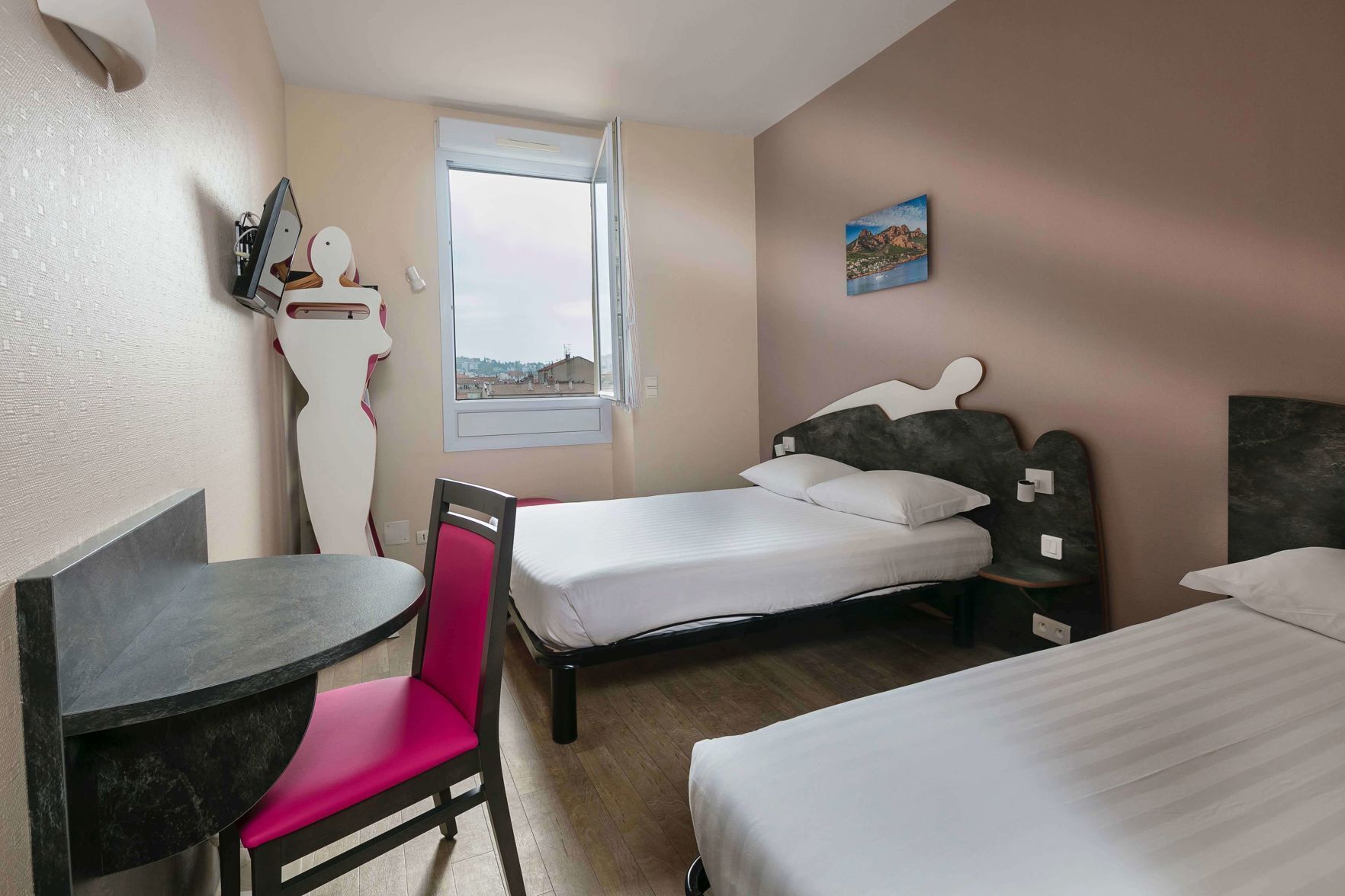 In-room safe, soundproofing, free WiFi, bed sheets