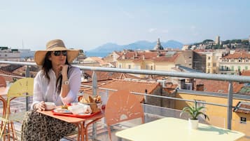 Petit déjeuner buffet (8 EUR par personne)