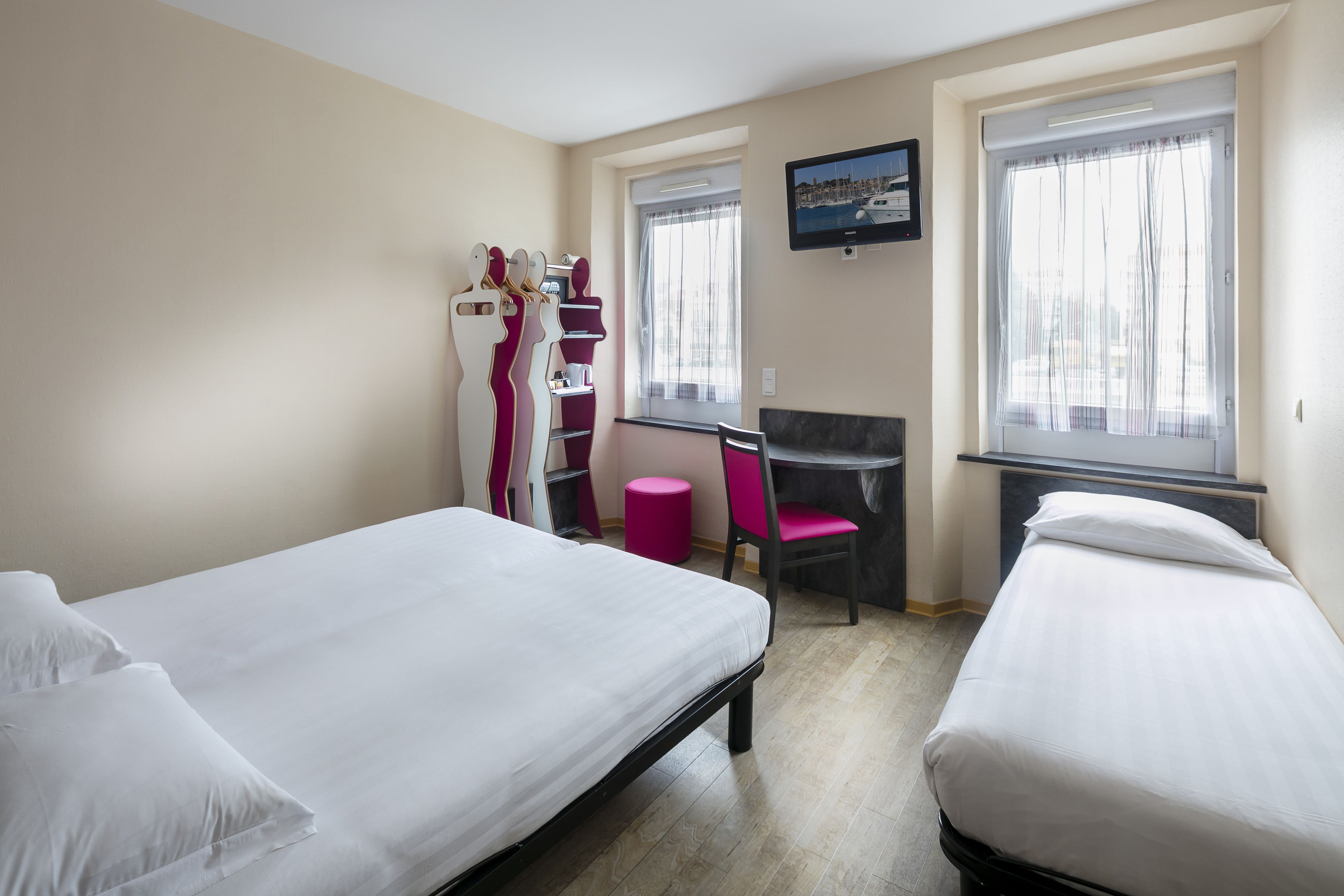 comfort triple room | in-room safe, soundproofing, free wifi, bed sheets