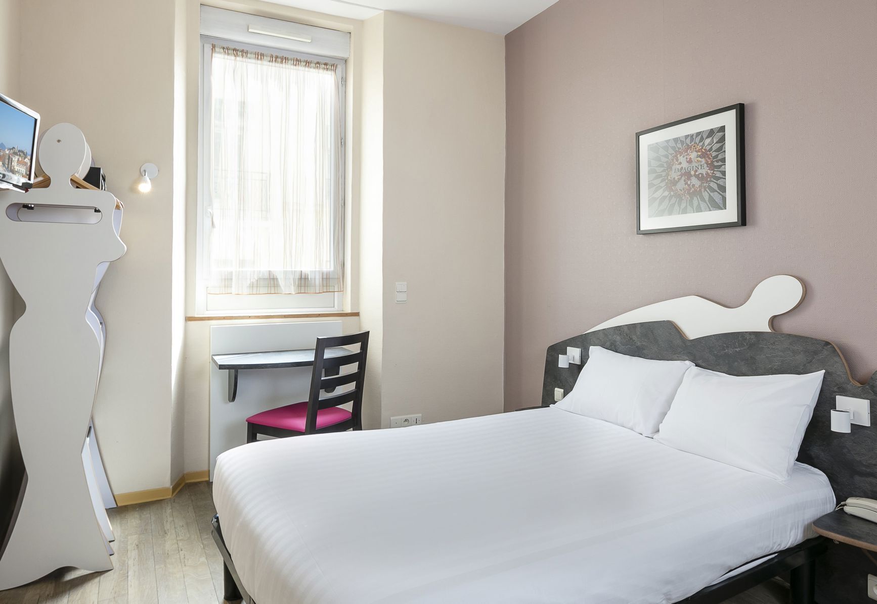 In-room safe, soundproofing, free WiFi, bed sheets