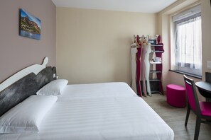 Standard Twin Room, 2 Twin Beds | In-room safe, soundproofing, free WiFi, bed sheets - L'Esterel (Cannes)