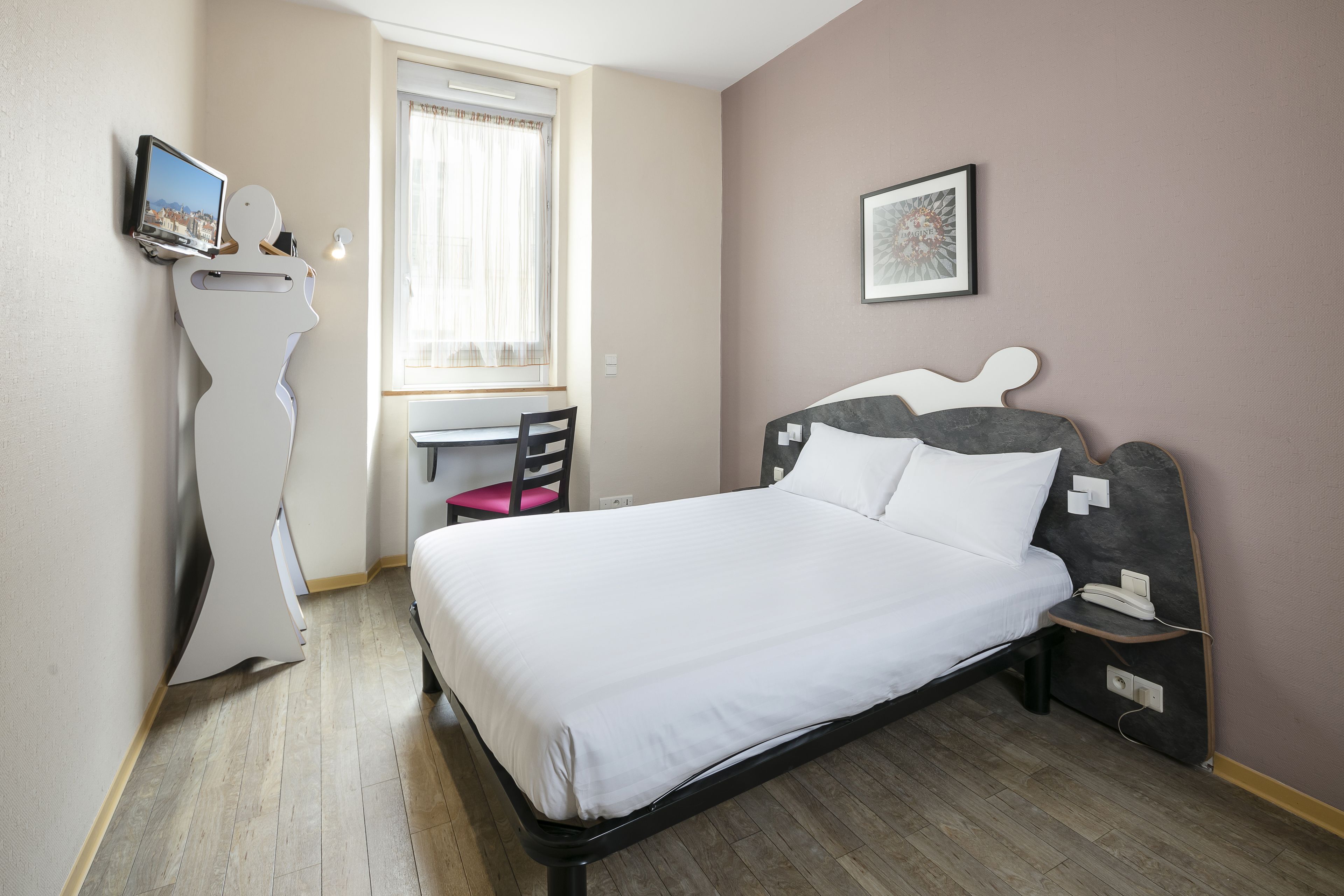 standard double room, 1 double bed | in-room safe, soundproofing, free wifi, bed sheets