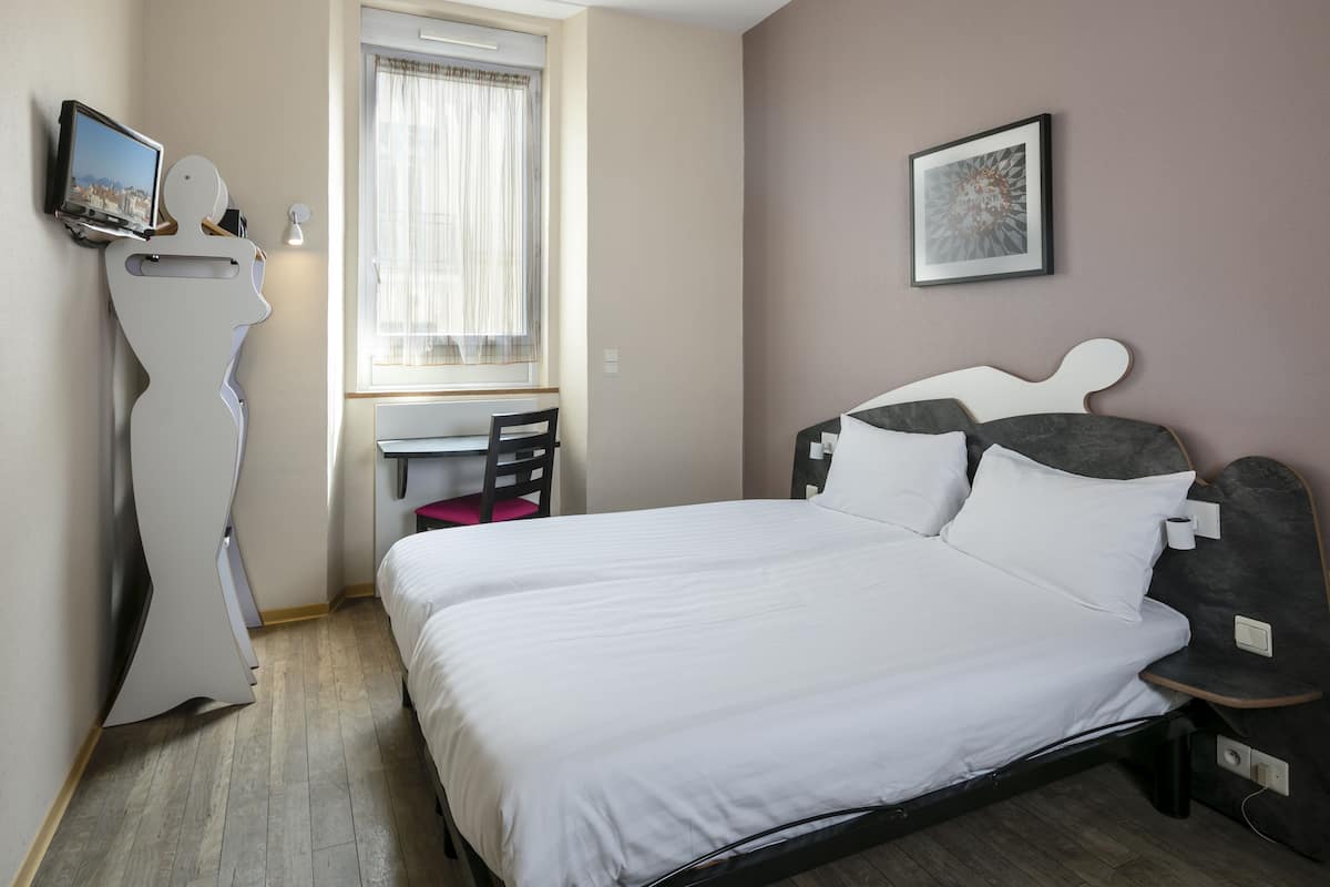 Chambre Standard avec lits jumeaux, 2 lits une place | Coffres-forts dans les chambres, chambres insonorisées, Wi-Fi gratuit