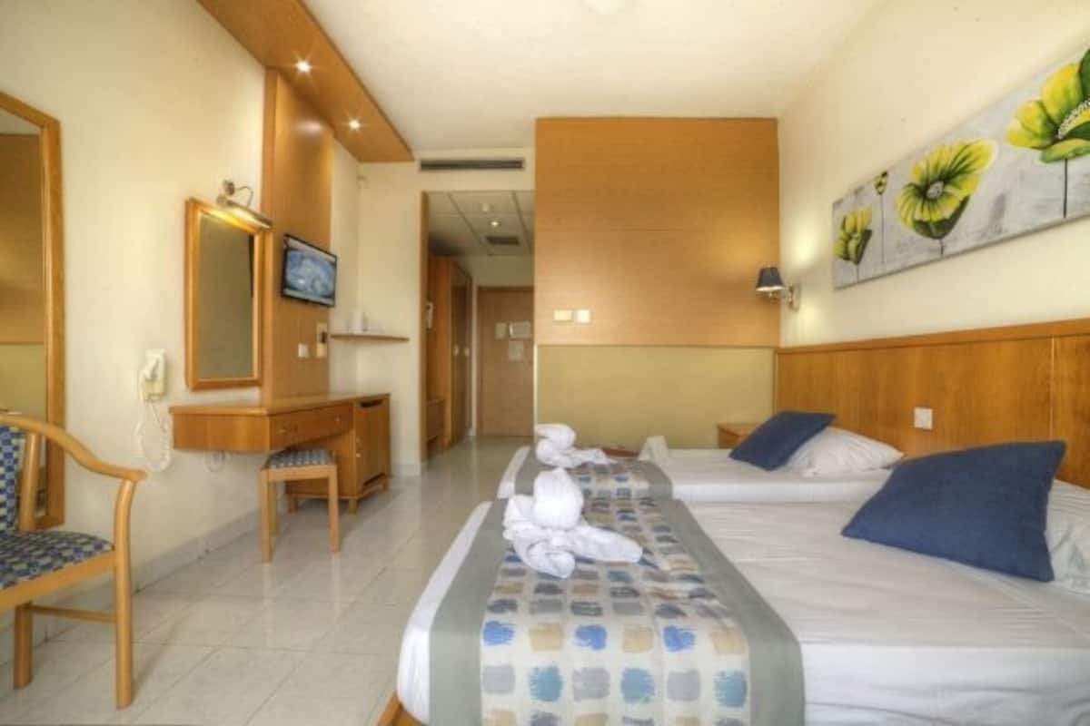 Biancheria da letto di alta qualità, una scrivania, ferro/asse da stiro