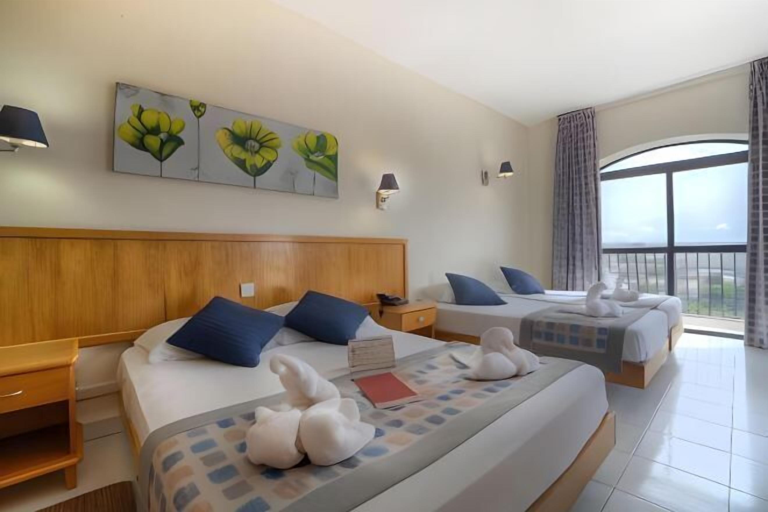 Biancheria da letto di alta qualità, una scrivania, ferro/asse da stiro