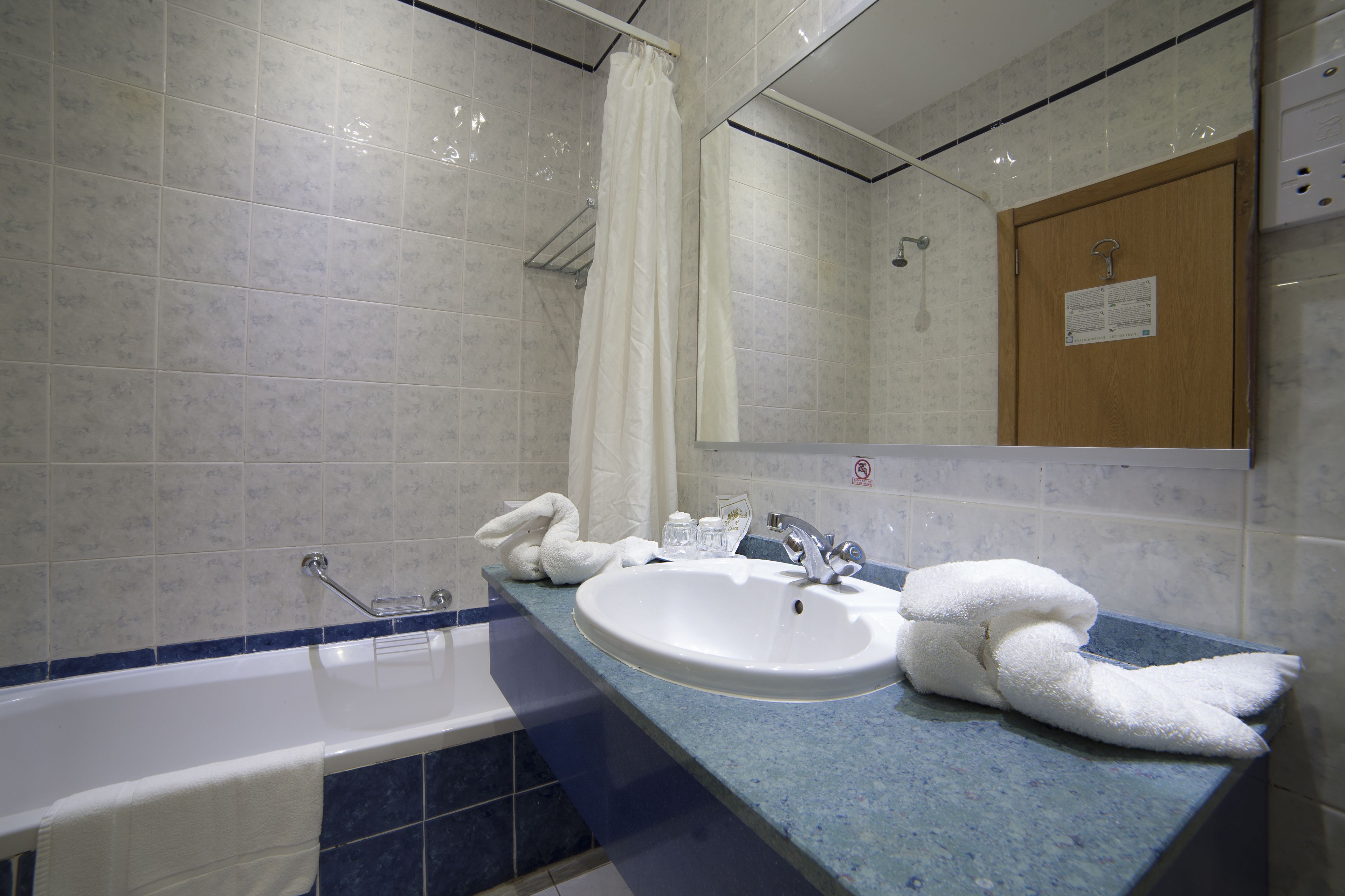 Ein Badezimmer mit Badewanne, Waschbecken und Dusche.