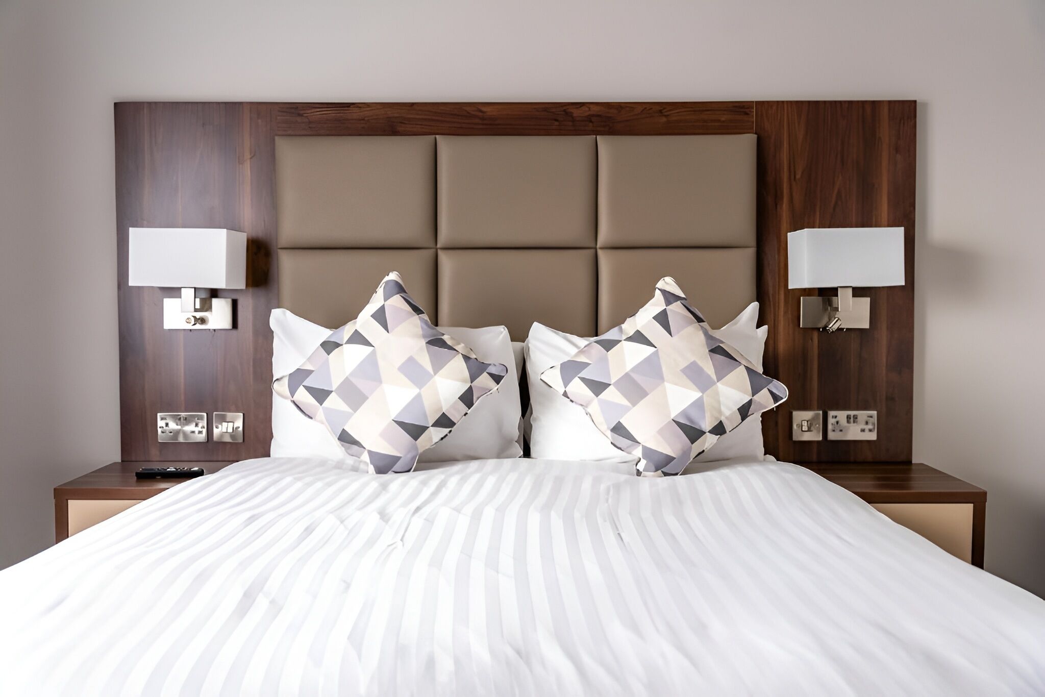 Efficiency Room with One Double Bed and No Windows | Egyptinpuuvillaiset lakanat, ylelliset vuodevaatteet