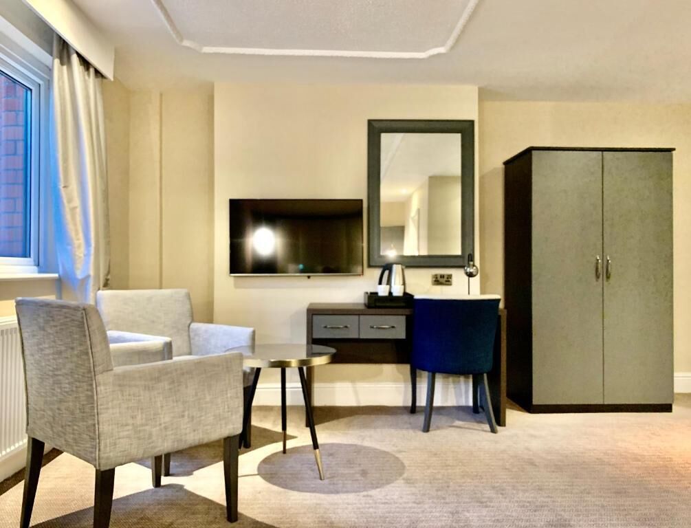 Business King Room | Living area | 42-inch TV with digital channels, Netflix, pay movies