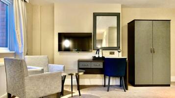 Business King Room | Living area | 42-inch TV with digital channels, Netflix, pay movies