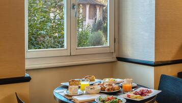 Tägliches inbegriffenes kontinentales Frühstück