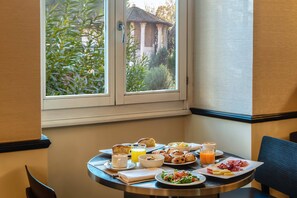 Free daily continental breakfast  - 47 Boutique Hotel (Rome)
