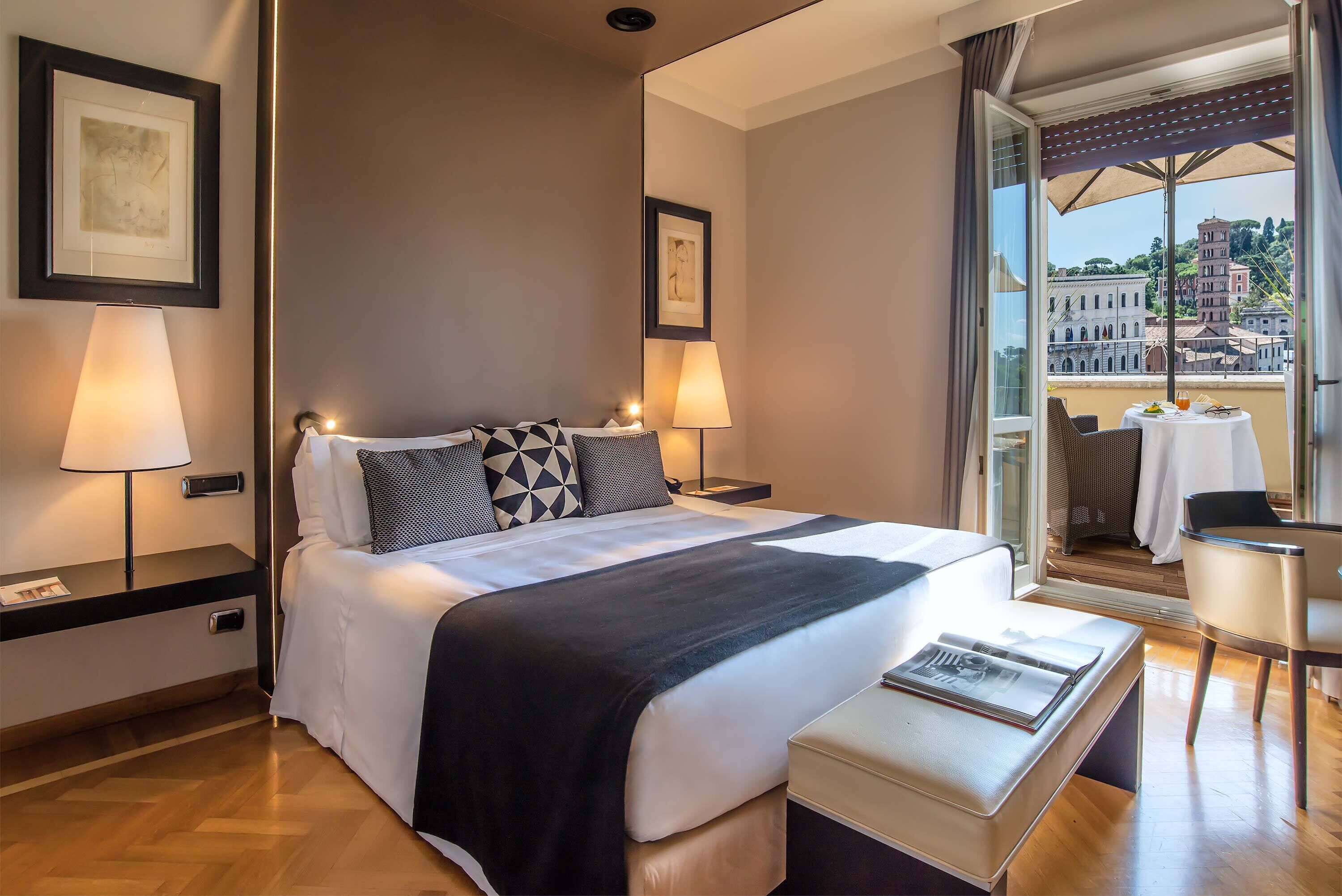 Ropa de cama de alta calidad, colchones con pillow-top y minibar 