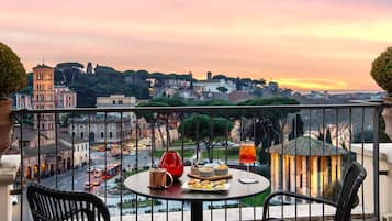 Cocina italiana con mesas al aire libre