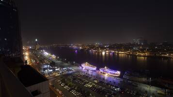 2 restaurants, breakfast served