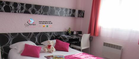 1 개의 침실, 고급 침구, 책상, 암막 커튼