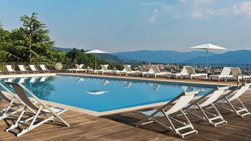 AuĂenpool, Sonnenschirme, LiegestĂŒhle