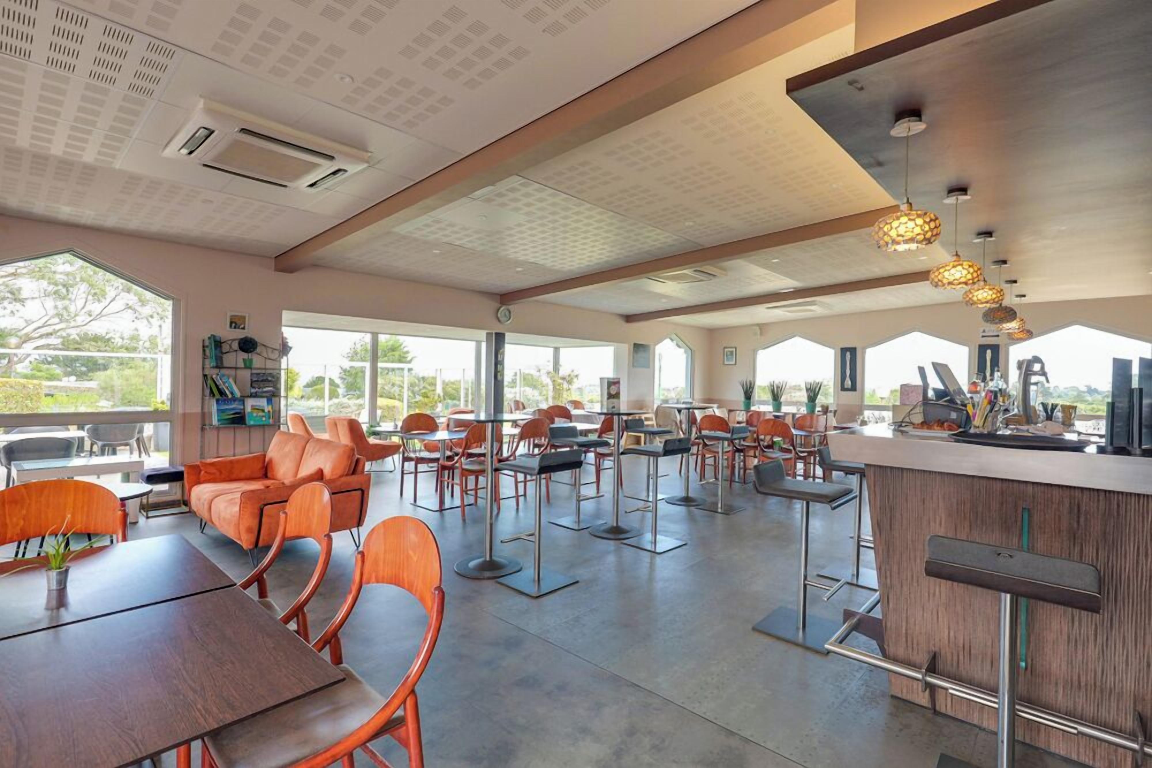 Déjeuner et dîner servis sur place