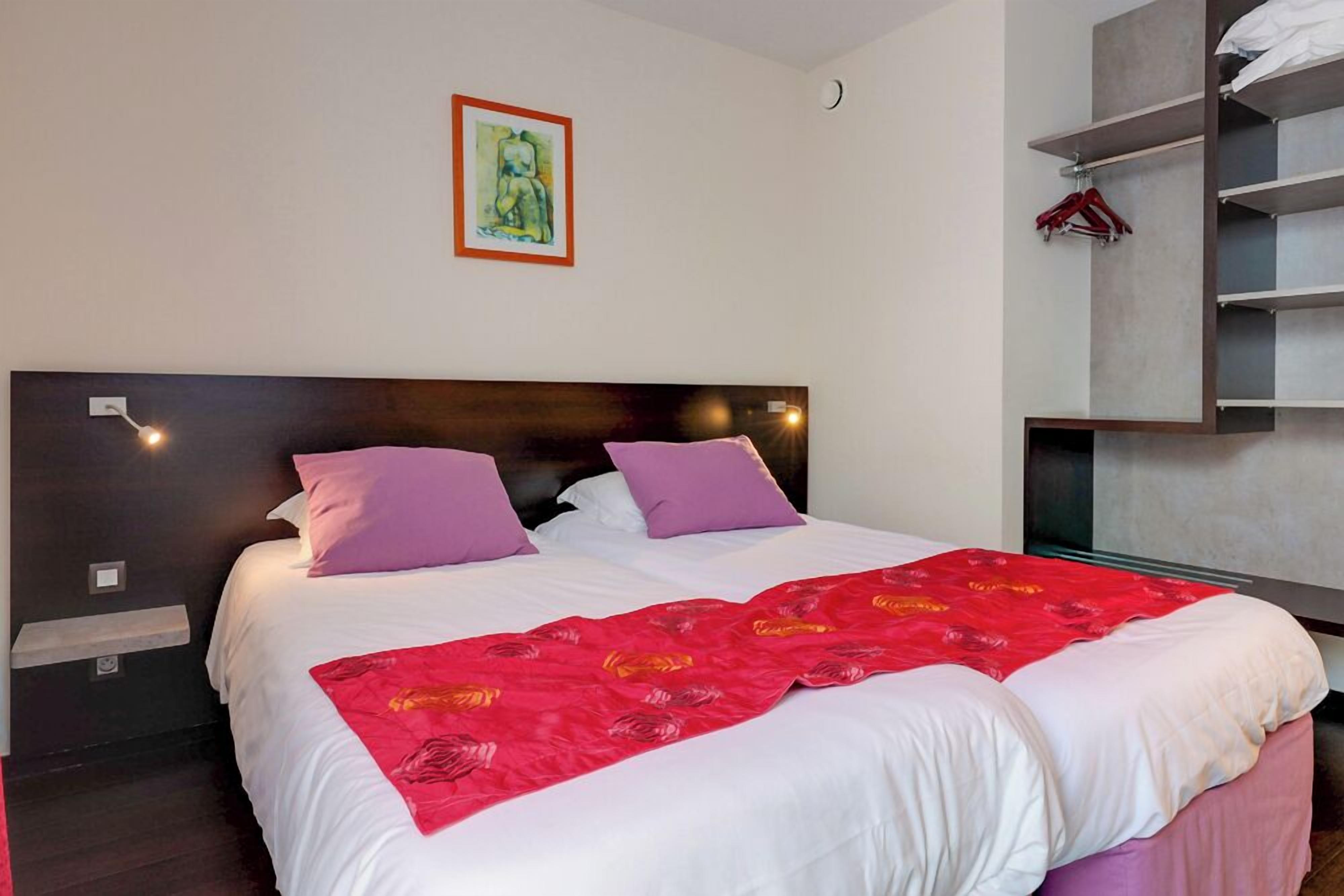 Quarto conforto, 2 camas de solteiro | Cofres nos quartos, escrivaninha, cortinas blackout