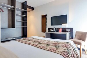 Quarto casal conforto | Cofres nos quartos, escrivaninha, cortinas blackout