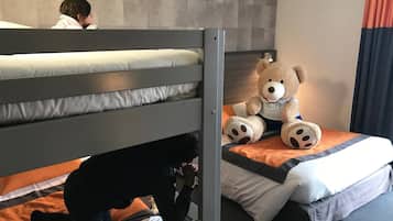 Caja de seguridad en la habitación, escritorio y cortinas blackout