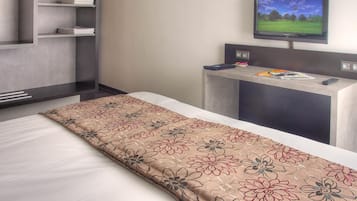 Een kluis op de kamer, een bureau, verduisterende gordijnen