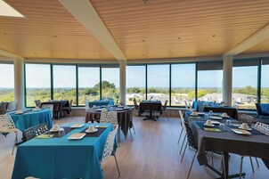Café da manhã com buffet todos os dias mediante uma taxa