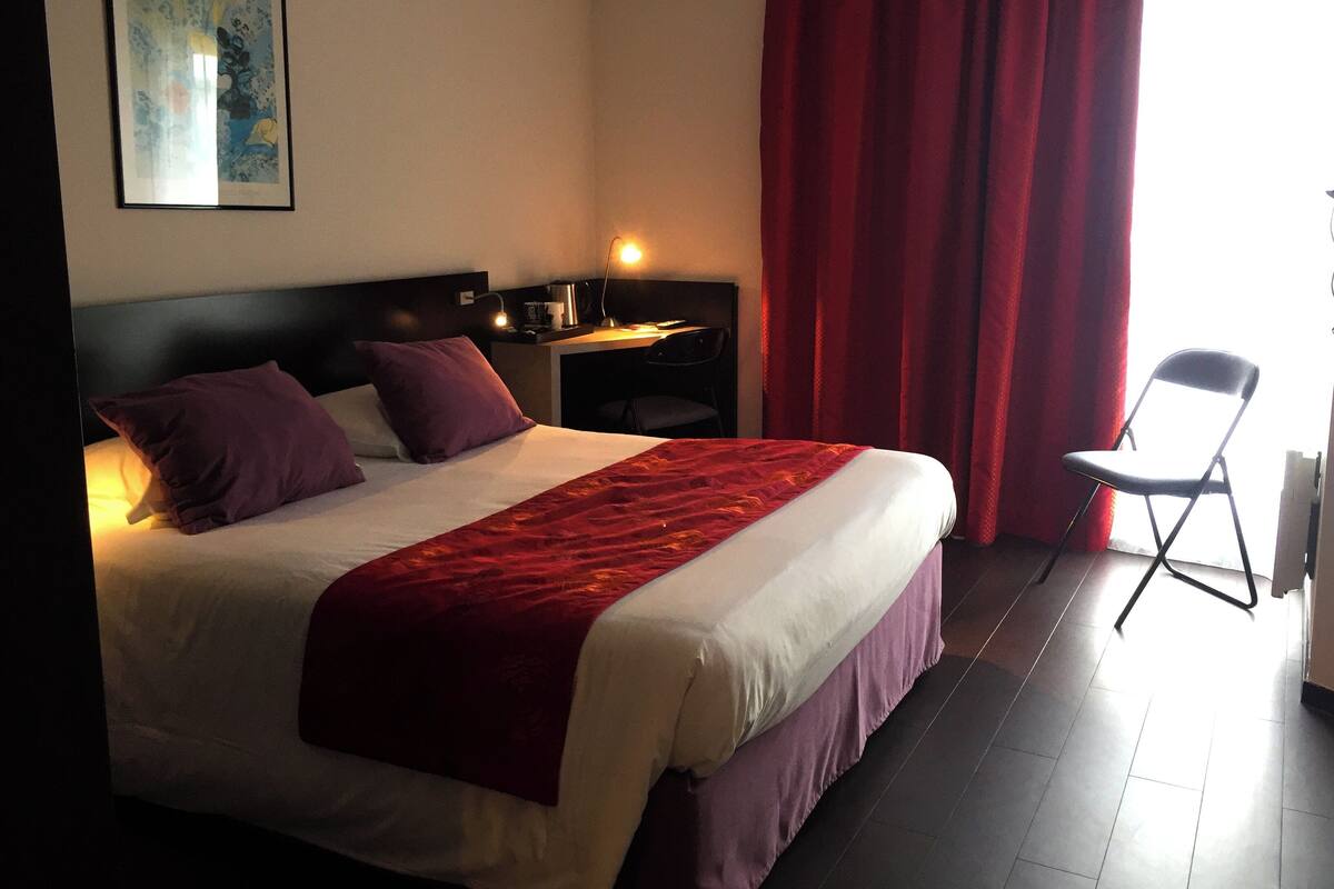 Escritorio, cortinas opacas, tabla de planchar con plancha y wifi gratis