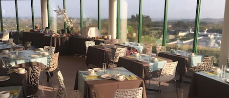 Colazione a buffet, servita tutte le mattine (14.50 EUR a persona)