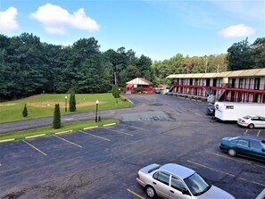Free self-parking - Econo Lodge Inn & Suites Lake Harmony - Pocono Mountains Area (White Haven)