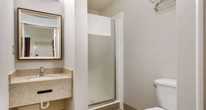 Econo Lodge Inn & Suites Lake Harmony - Pocono Mountains Area