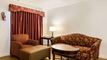 Suite, Mehrere Betten, Nichtraucher (Efficiency) | Kostenloses WLAN, Bettwäsche